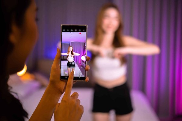 Quelle approche de marketing sur TikTok conviendrait à une marque de vêtements de sport pour jeunes?